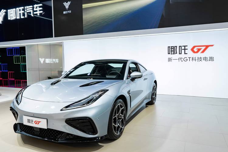 东莞231哪吒汽车在智能汽车领域的表现，领途汽车在新能源汽车市场中的影响力